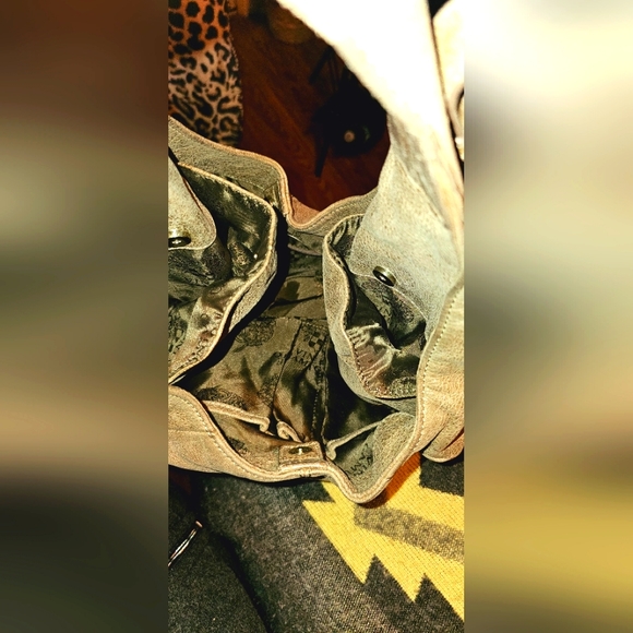 Vince Camuto purse pre loved in great condition lots of pockets on the inside - Picture 4 of 5